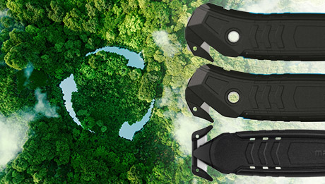 Drei schwarze Sicherheitsmesser vor Wald von oben mit Recyclingzeichen