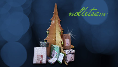 Holz-Weihnachtsbaum mit Lichterkette und Geschenken vor dunkelblauem Hintergrund, rechts oben grüner Schriftzug "nolteteam"