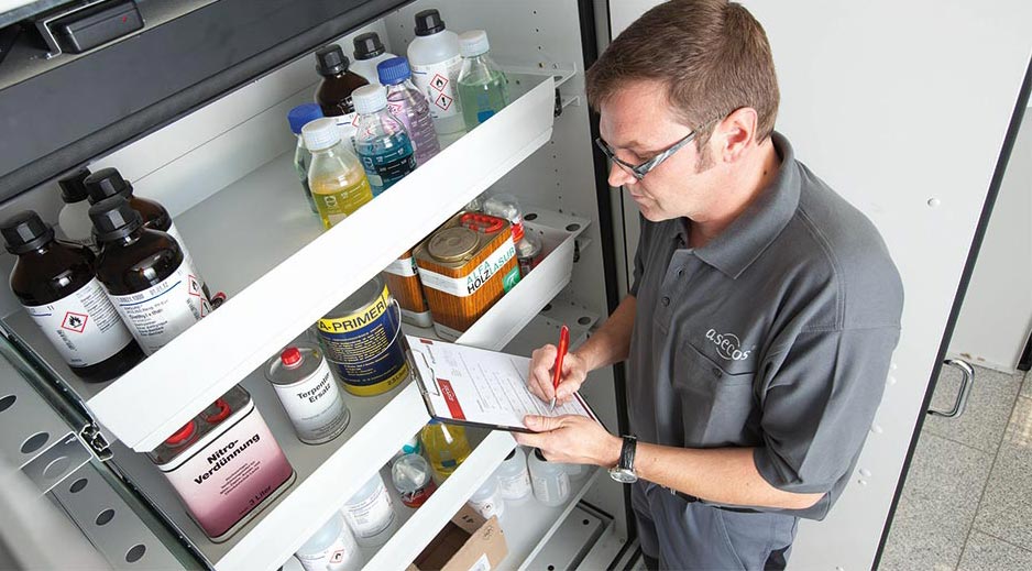 Erfassung von Gefahrstoffen in einem Gefahrstoffschrank per Checkliste