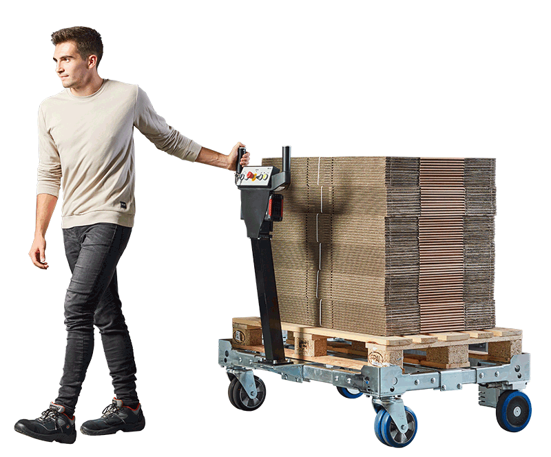 Mann zieht eine Palette, beladen mit Kartons, auf einem elektrisch betriebenen ErgoMove-Transportgerät